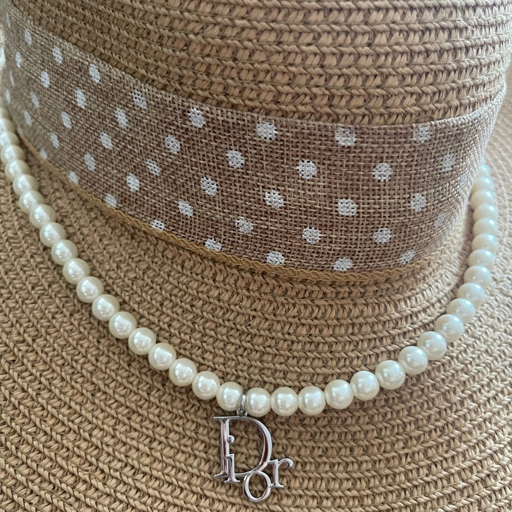 Authentic Dior Charm in exquisite pearl necklace. - Picture 2 of 2